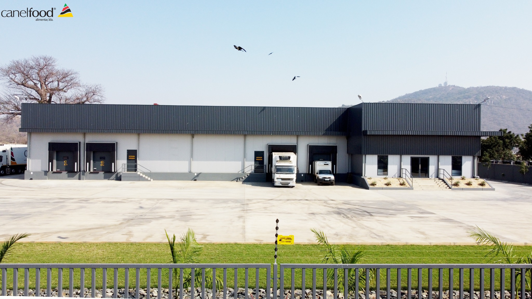 Fachada frontal da unidade industrial Canelfood em Tete