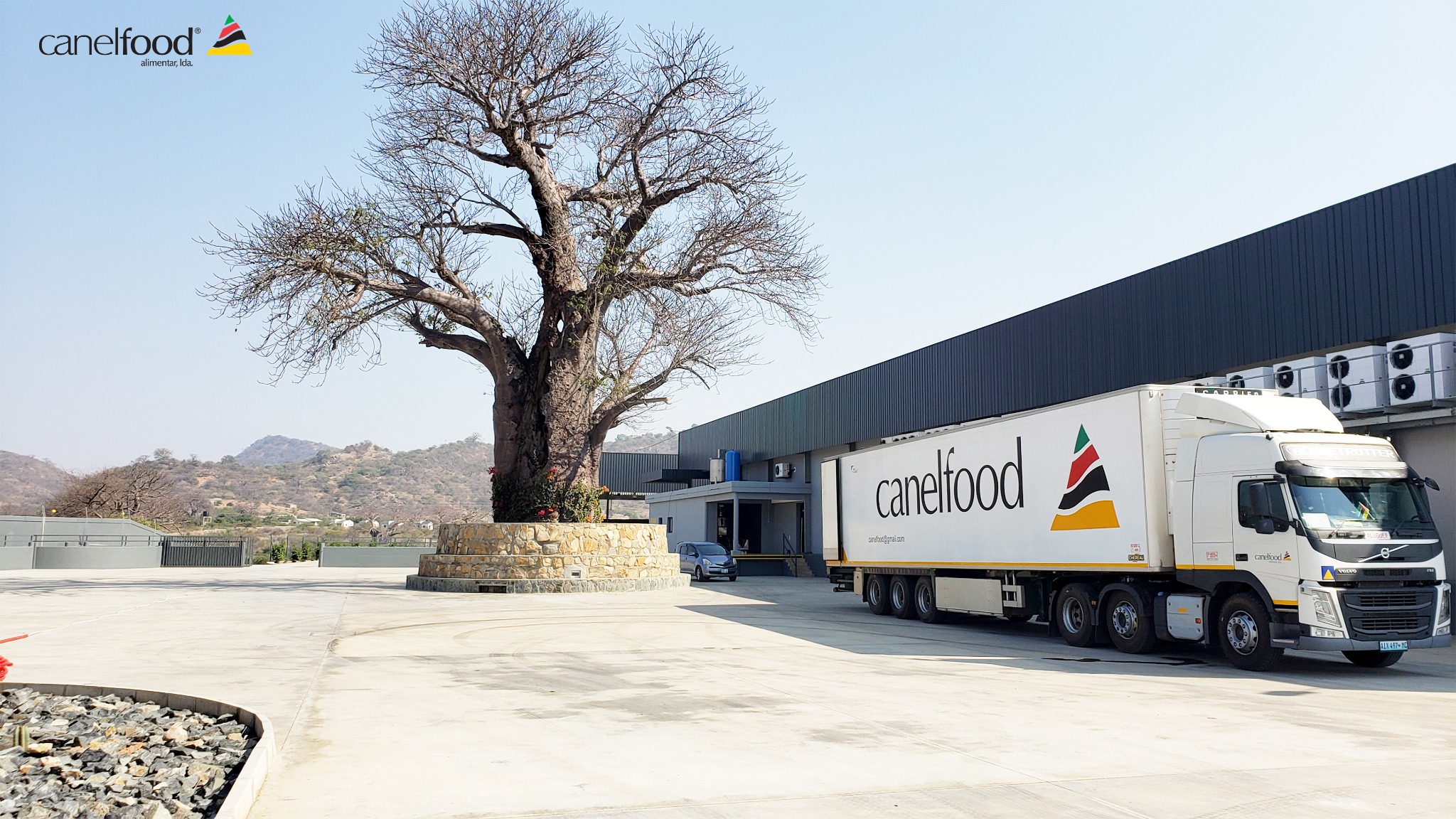 Camião frigorífico Canelfood junto à unidade